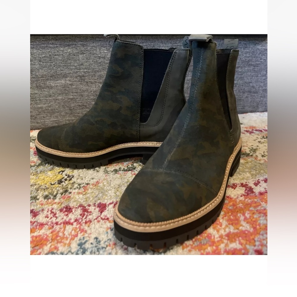TOMS  Womens Forest Green & Black Camouflage Dakota  Ankle Boots Sz 8.5 EUC